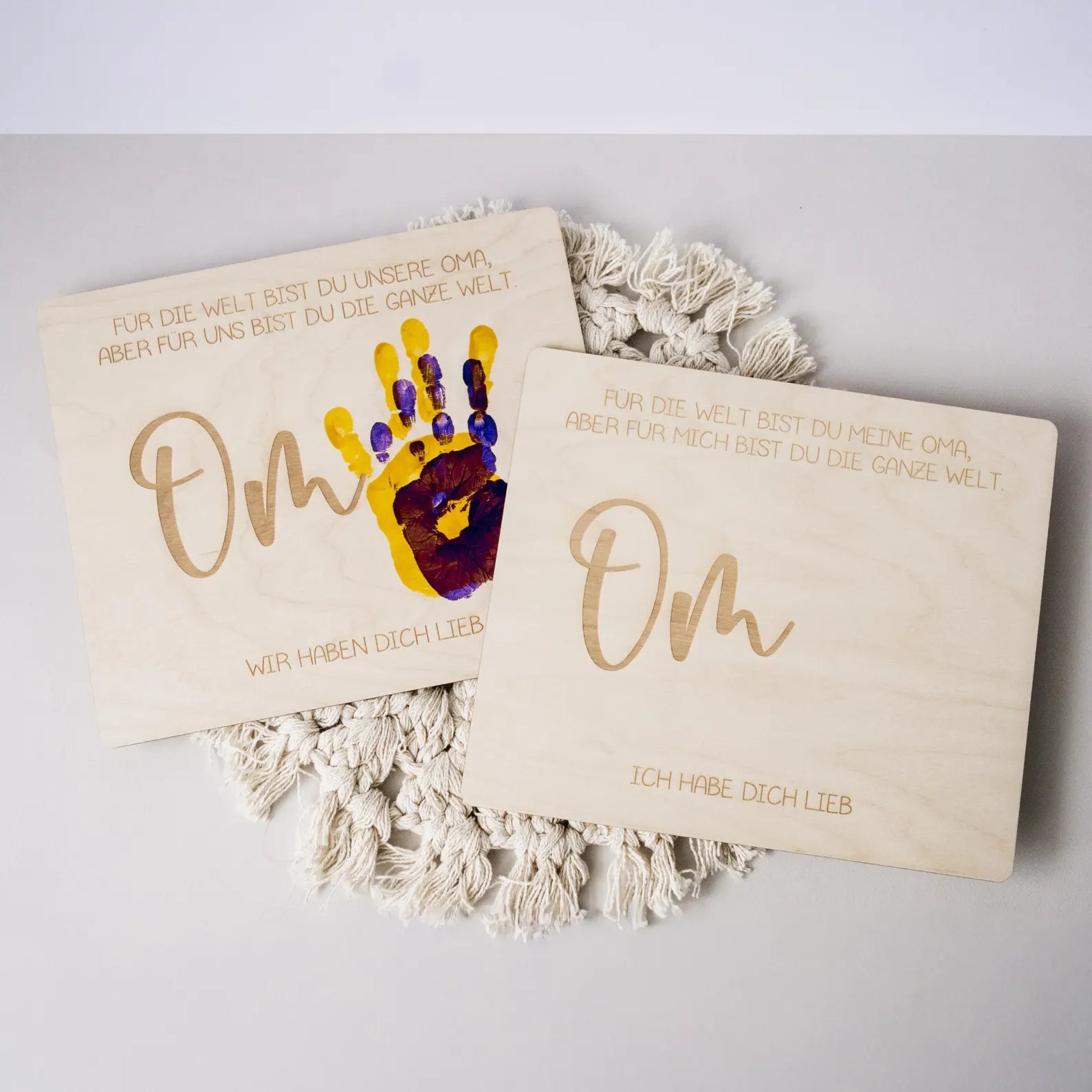 Handabdruck Brettchen Oma – Persönliches Holzgeschenk (mehrere Kinder) Alicas Schlawiner - malmichmunt.com