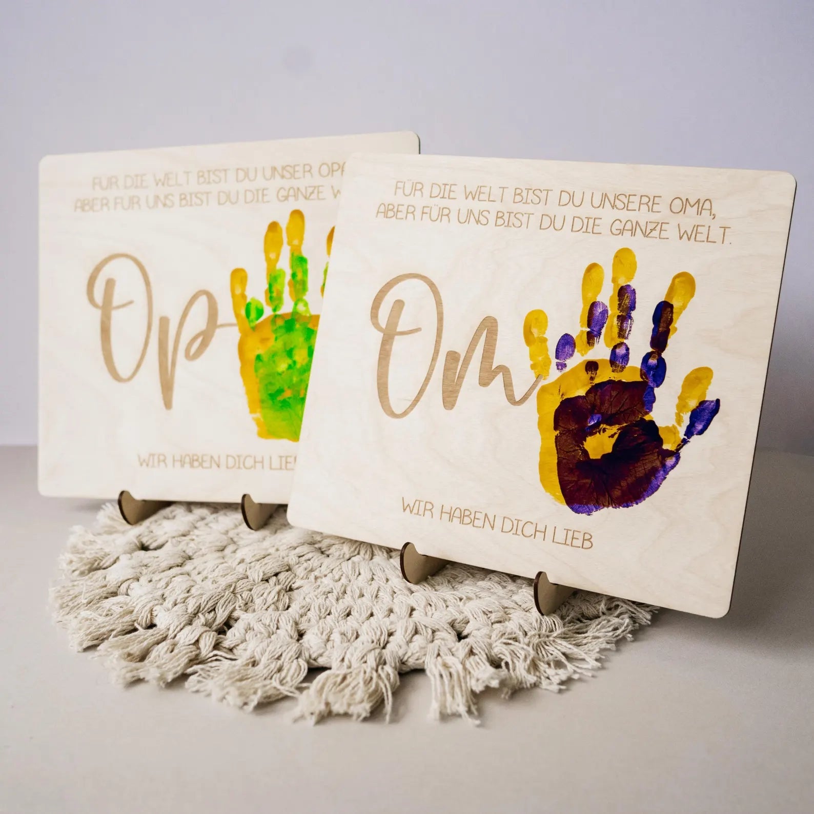 Handabdruck Brettchen Oma – Persönliches Holzgeschenk (mehrere Kinder) Alicas Schlawiner - malmichmunt.com