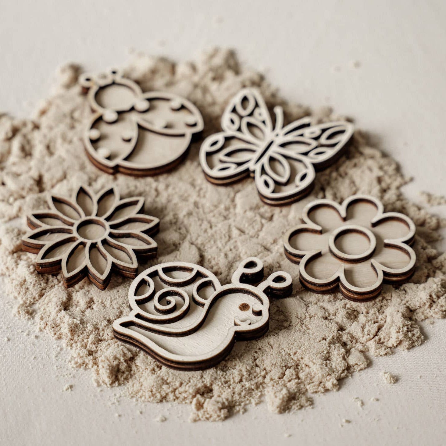 Leukmetletters - Kleine Sensorikspiel Füllschalen - Frühling Leukmetletters - malmichmunt.com