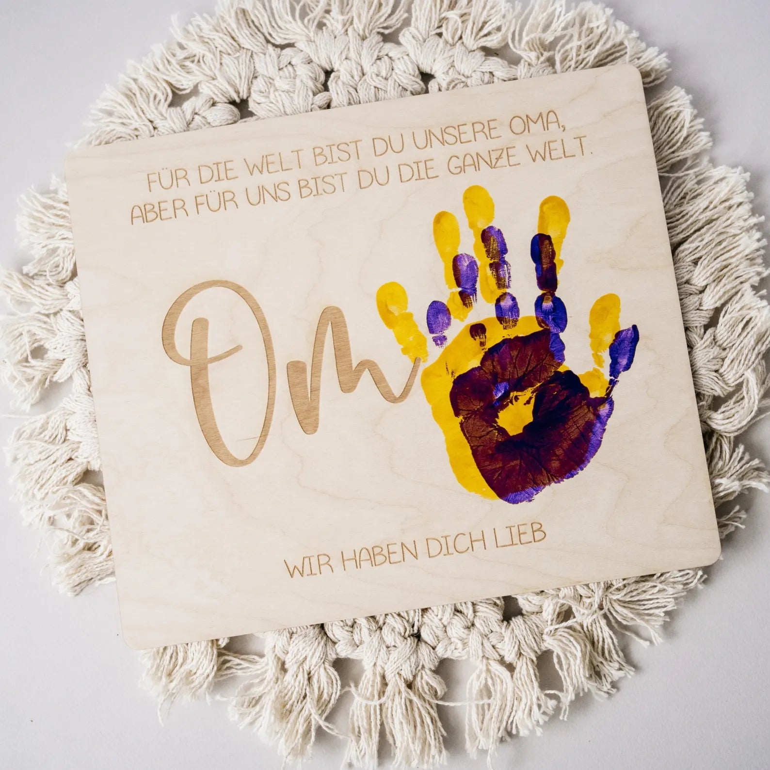 Handabdruck Brettchen Oma – Persönliches Holzgeschenk (mehrere Kinder) Alicas Schlawiner - malmichmunt.com