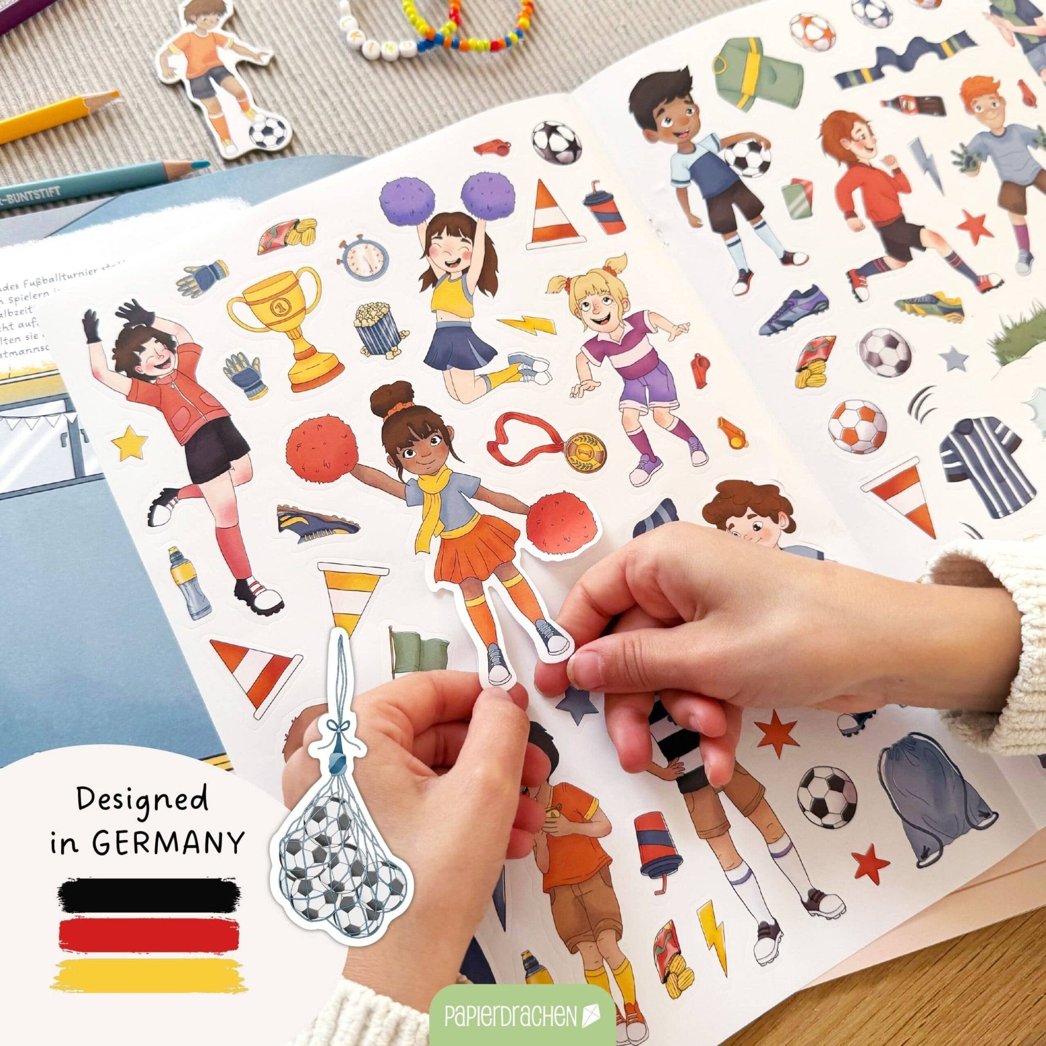 Papierdrachen Mein kreatives Fußballwelt Heft - Malen, Rätseln, Stickern Papierdrachen - malmichmunt.com